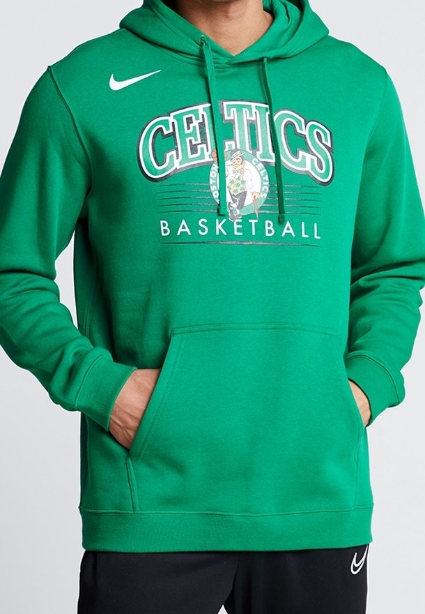 Zielony sweter z kapturem z kieszenią z przodu, z nadrukowanym wzorem "Celtics Basketball" oraz białym logo Nike na lewym ramieniu.