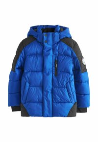 Zila pūkainā jaka ar kapuci, melni akcenti uz pleciem un piedurknēm, rāvējslēdzēja kabata uz krūtīm, quilted dizains un ribotas piedurknes.