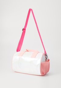 Holografisk duffelväska med en rosa mesh sidoficka, dubbla handtag upptill och en justerbar rosa axelrem. Dragkedjestängning.