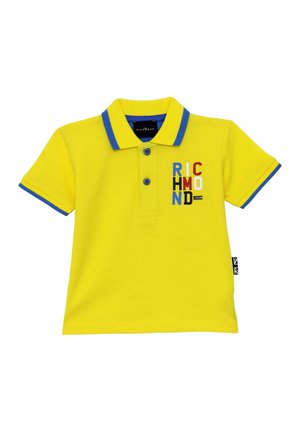 Camisa polo amarilla con detalles en azul, dos botones y "RICHMOND" impreso en letras multicolores en el lado izquierdo del pecho. Mangas cortas.