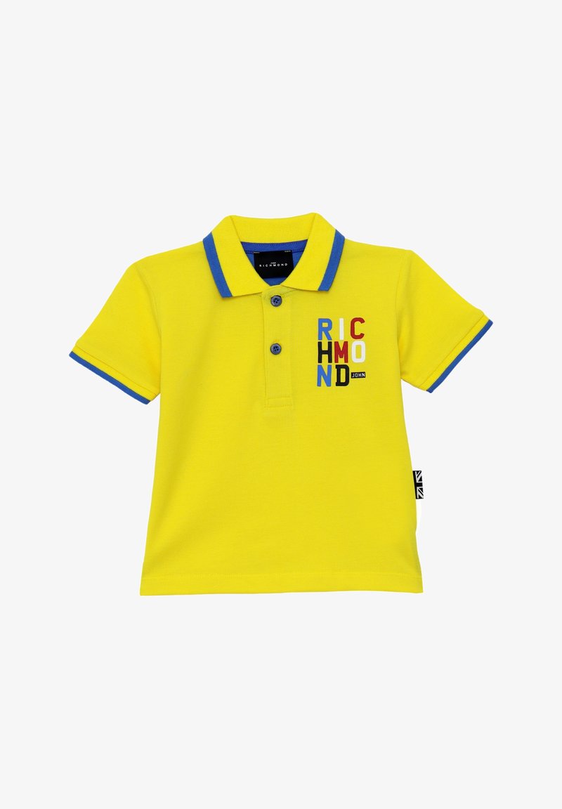 Žluté polo tričko s modrými akcenty, dvěma knoflíky a nápisem "RICHMOND" vytištěným vícebarevnými písmeny na levém prsu. Krátké rukávy.