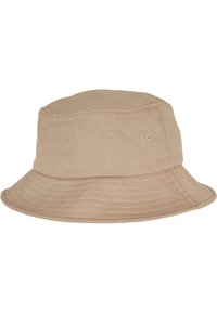 Beige bomullsbøttehatt med avrundet krone og bred, nedover skrånende brem. Har sømde detaljer og ventilasjonsåpninger på sidene.