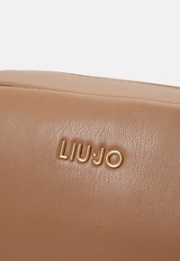 LIU JO M CAMERA CASE - Sac bandoulière - teddy