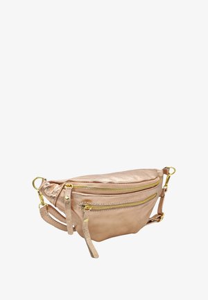 Sac en rose gold métallique avec deux poches zippées dorées, des sangles réglables et une texture lisse. Présente des accents en matériel pour des fixations.