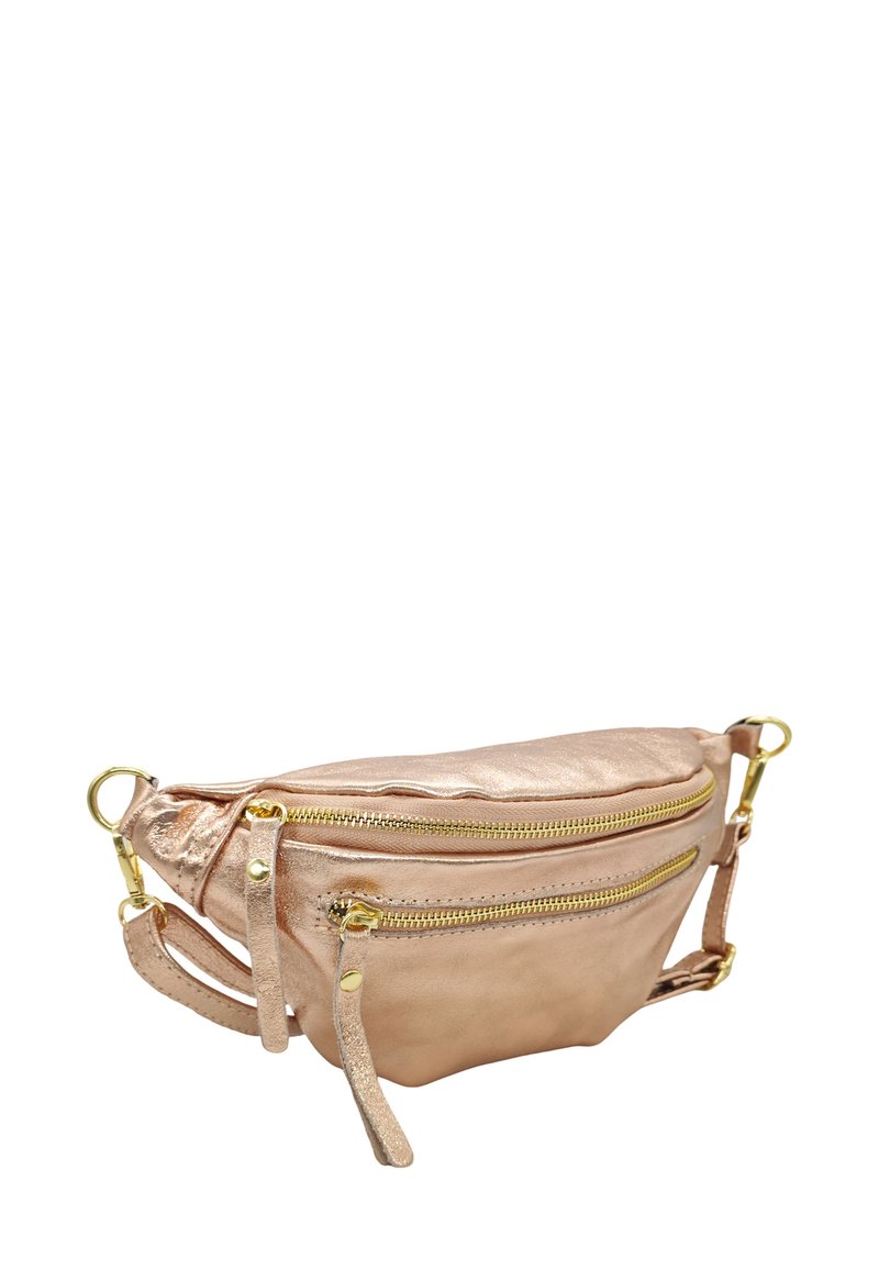Sac en rose gold métallique avec deux poches zippées dorées, des sangles réglables et une texture lisse. Présente des accents en matériel pour des fixations.