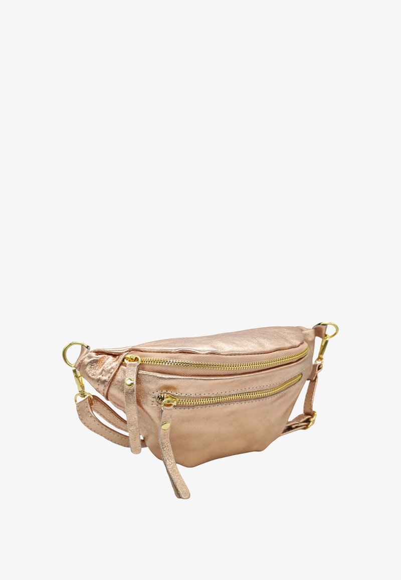 Sac en rose gold métallique avec deux poches zippées dorées, des sangles réglables et une texture lisse. Présente des accents en matériel pour des fixations.