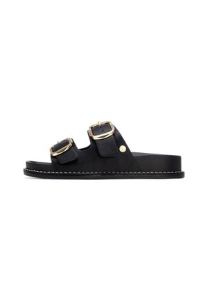 Sandalias tipo slide de cuero negro con dos correas ajustables con hebillas doradas, parte superior texturizada y suela elevada con costura blanca.