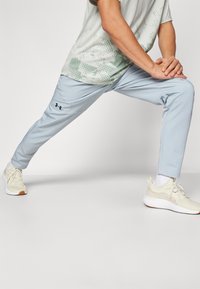 Under Armour UNSTOPPABLE - Pantalon de survêtement - harbor blue/black
