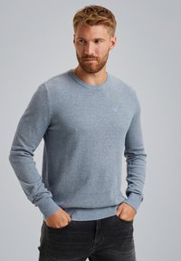 Hellblauer gestrickter Pullover mit einem strukturierten Muster, rundem Ausschnitt und gerippten Bündchen und Saum. Verfügt über ein kleines Logo auf der Brust.