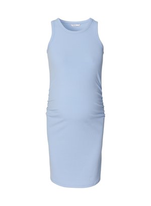 Jasnoniebieska, prążkowana sukienka ciążowa bez rękawów o dopasowanym kroju, z marszczeniami po bokach i długością do kolan.
