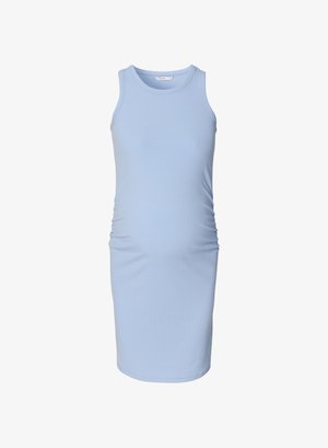 Helles blaues, geripptes Umstandskleid mit ärmellosem Design, taillierter Form, seitlichen Rüschendetails und knielangem Saum.