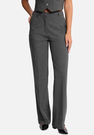 Pantalons gris à rayures avec une coupe ajustée, poches avant, et une texture de tissu lisse, présentant un design à jambe droite et une fermeture à bouton.