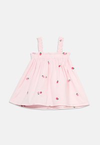 Robe rose clair pour tout-petit avec bretelles à volants et petits motifs de fraises brodées dispersés sur le tissu blanc.