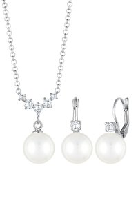 Pärlset med halsband och örhängen med vita pärlor, silverfärgad metall och klara kristalldetaljer. Halsbandet har en kedjedesign.