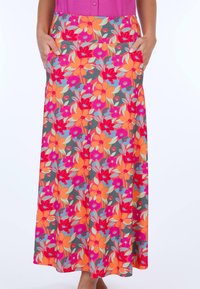 Maxikleid aus floralem Stoff mit grauem Hintergrund, lebhaften orangefarbenen, rosa und blauen Blumen, elastischem Bund und seitlichen Taschen.