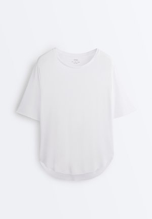 Tricou simplu alb cu mânecă scurtă și guler rotund, atârnând pe un fundal alb, cu tiv ușor curbat.