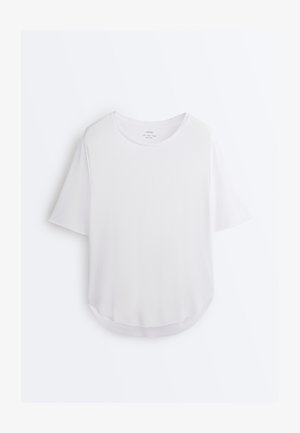 Tricou simplu alb cu mânecă scurtă și guler rotund, atârnând pe un fundal alb, cu tiv ușor curbat.