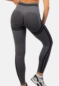 Legginsy w kolorze szarym z wysokim stanem, z teksturowanej tkaniny, z czarnymi akcentami w postaci pasków i dopasowanym krojem idealnym do odzieży sportowej.