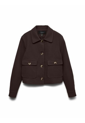 Veste marron foncé à boutons, avec grandes poches à rabat sur le devant et un col pointu, manches longues et ourlet raccourci.