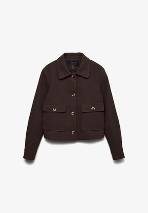 Veste marron foncé à boutons, avec grandes poches à rabat sur le devant et un col pointu, manches longues et ourlet raccourci.