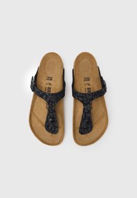 Μαύρα δερμάτινα σανδάλια τύπου φλιπ-φλοπ με μοτίβο λεοπάρδαλης, πάτο από φελλό και ρυθμιζόμενο λουράκι. Κατασκευασμένα για άνεση και καθημερινή χρήση.