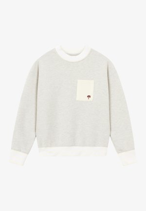 Grijze sweatshirt met een witte ronde hals en boorden. Heeft een klein wit patchzakje met een geborduurd boompje. Zachte stof textuur.