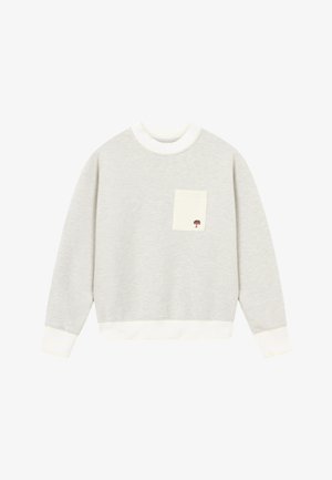 Sweatshirt gris avec un col rond et des poignets blancs. Caractérisé par une petite poche poitrine blanche avec un arbre brodé. Texture de tissu douce.