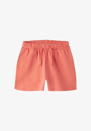 Korallenrosa Shorts mit elastischem Bund und Kordelzug, mittellang bis zur Mitte des Oberschenkels, mit Seitentaschen, vor weißem Hintergrund dargestellt.