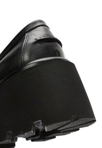 Derimod Plateaupumps - black