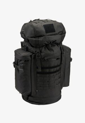 Čierny taktický batoh s viacerými priehradkami, MOLLE popruhy vpredu, bočné vrecká s prackami a horný kryt zafixovaný popruhmi.