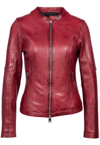 Chaqueta de cuero roja con cuello alto, cierre de cremallera en la parte delantera y dos bolsillos laterales con cremallera; presenta una textura suave y un diseño ajustado.