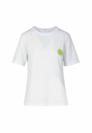 Bijela majica kratkih rukava s okruglim izrezom i malim zelenim jastučićem s osmijehom na lijevoj strani prsa.