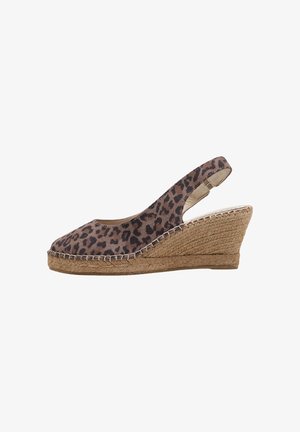 Sandalias de cuña con estampado de leopardo, suela de yute trenzado, diseño de espalda abierta y parte superior de tela suave. Presenta detalles cosidos a lo largo de la suela.
