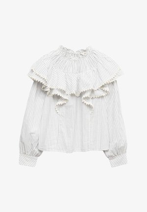 Weiße Bluse mit langen Ärmeln, dünnen schwarzen vertikalen Streifen und großem, gerafftem Kragen, der sich über Brust und Schultern erstreckt.