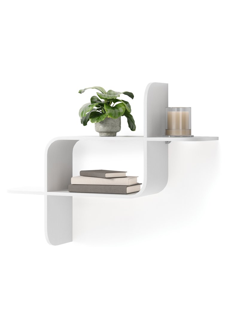 Mensola bianca a muro con design curvo, che espone una pianta in un vaso di cemento, una candela accesa e libri impilati con copertina grigia.