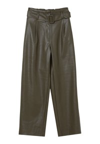 Pantaloni in ecopelle verde oliva con vita alta, gamba larga, cintura con fibbia quadrata, pieghe frontali e texture liscia.