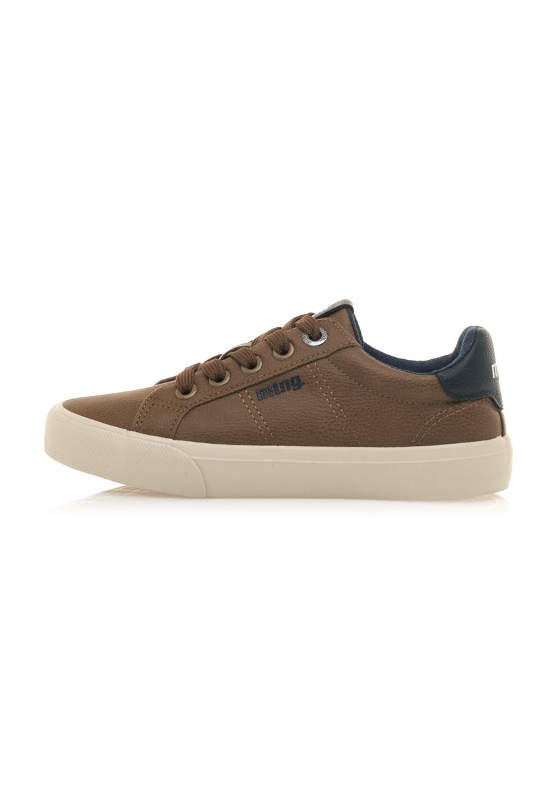 Zapatilla de cuero marrón con punta redondeada, suela de goma color crema y acento de talón azul oscuro. Presenta ojales de metal y cordones marrones.