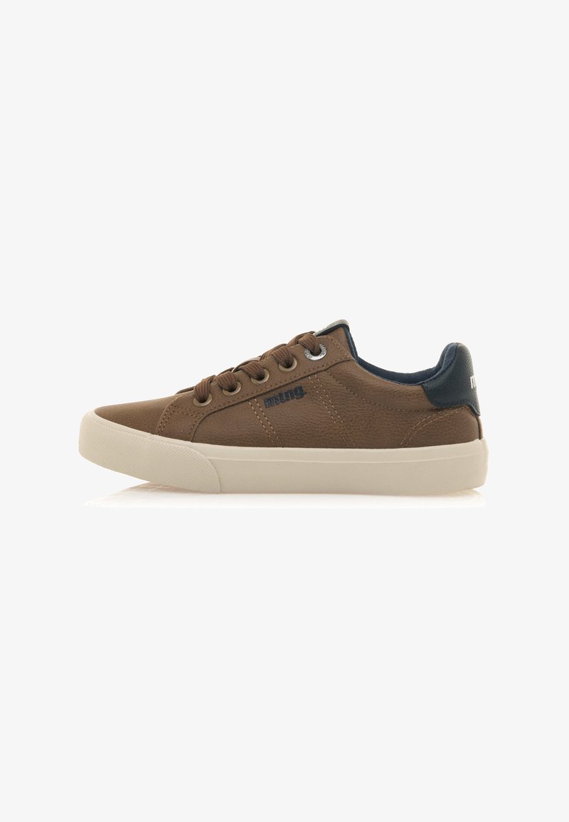Zapatilla de cuero marrón con punta redondeada, suela de goma color crema y acento de talón azul oscuro. Presenta ojales de metal y cordones marrones.