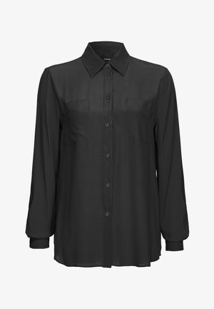 Camisa negra de botones con tejido suave. Cuenta con dos bolsillos frontales, mangas largas y un collar clásico.