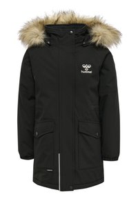 Sort parka-jakke med pelsforet hætte, trykknapper, to frontlommer og logo-detalje. Materialet ser glat og vejrbestandigt ud.