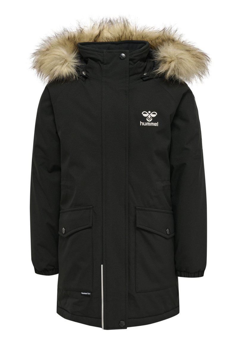 Sort parka-jakke med pelsforet hætte, trykknapper, to frontlommer og logo-detalje. Materialet ser glat og vejrbestandigt ud.