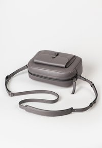 Graue Leder Umhängetasche mit rechteckiger Form, vorderer Klappen-Tasche und verstellbarem Gurt; verfügt über einen Reißverschluss und eine strukturierte Oberfläche.