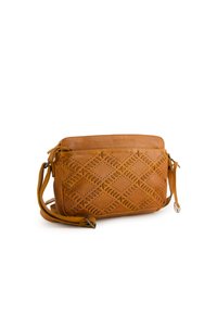 Braune Leder-Crossbody-Tasche mit durchbrochenen Rautenmuster, verstellbarem Gürtel, Reißverschluss und glatter Oberfläche. Kompakte rechteckige Form.