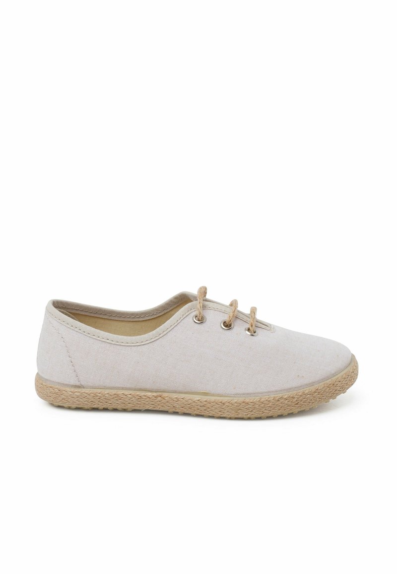 Scarpa in tela beige con due fori, tomaia in tessuto chiaro e suola in corda naturale. Punta arrotondata e design a profilo basso.