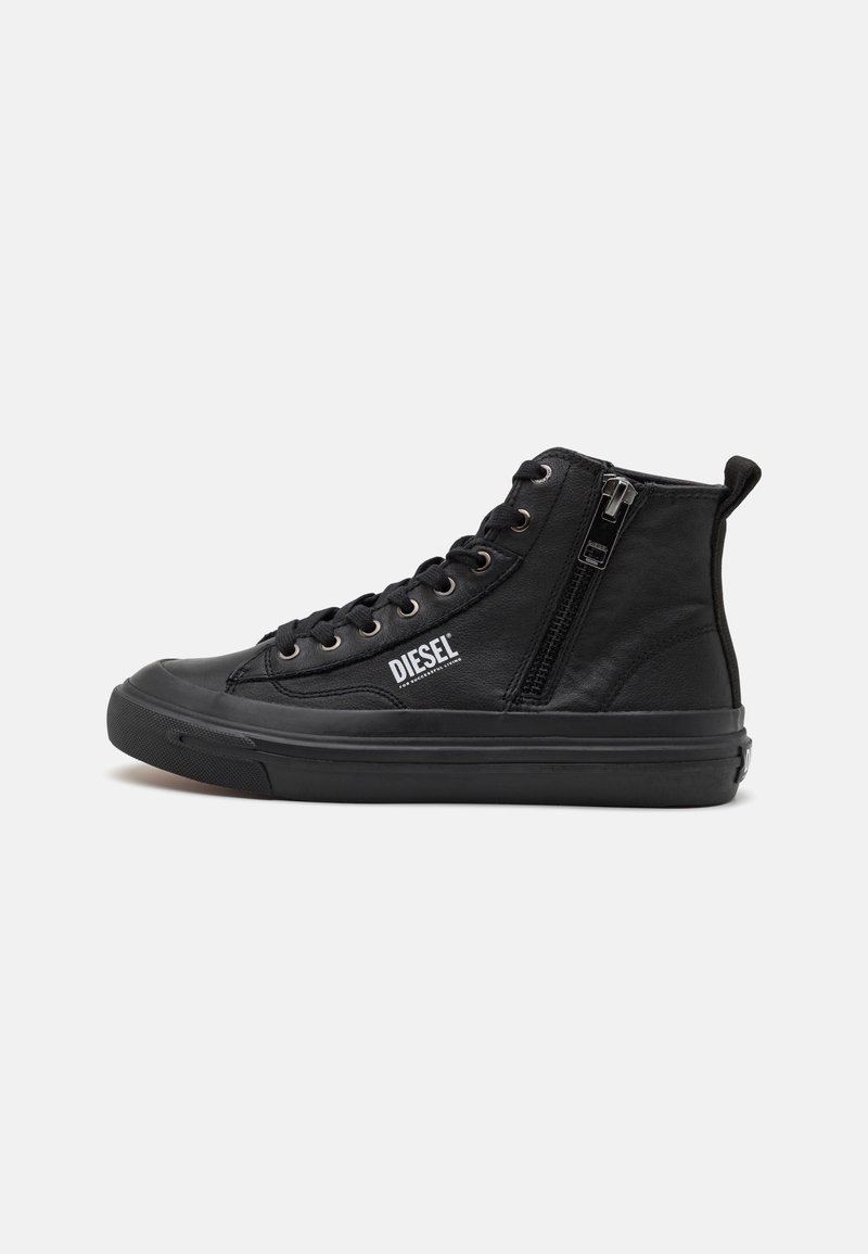 Baskets montantes noires avec lacets, fermeture éclair latérale et logo Diesel blanc sur un fond clair uni.