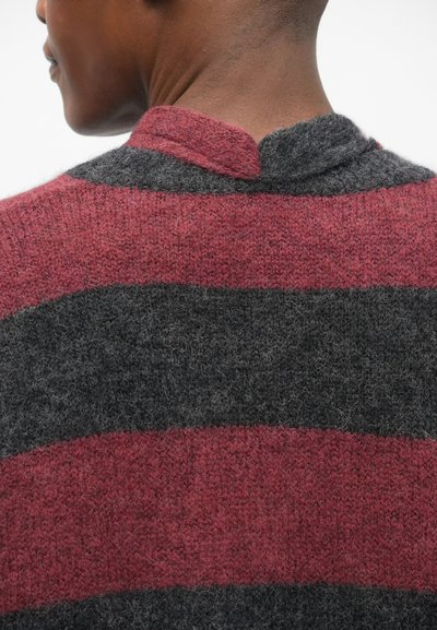 Pull en laine avec des rayures horizontales gris foncé et bordeaux, finition texturée et petit col arrondi à l'arrière.