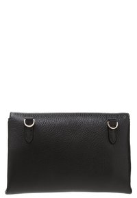 Portafoglio a busta in pelle nera con superficie tessurizzata, dotato di due accenti metallici a forma di anello su ciascun lato e di una forma rettangolare slanciata.