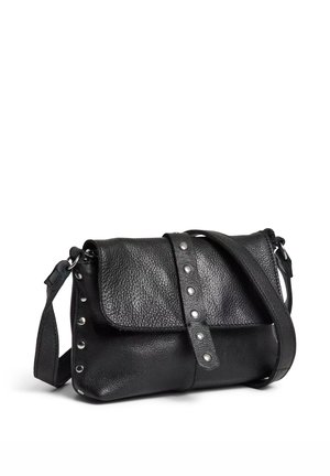Sac bandoulière en cuir noir avec fermeture à rabat, détails de clous métalliques le long de la bandoulière et sur les côtés, et bandoulière ajustable.