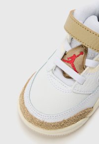 Jordan SPIZIKE UNISEX - Sportbačiai - white/fire red/desert camo/sail/light orewood brown