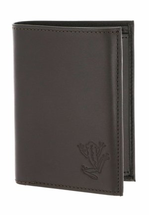 Portefeuille bifold en cuir marron foncé avec un petit logo grenouille embossé dans le coin inférieur droit.